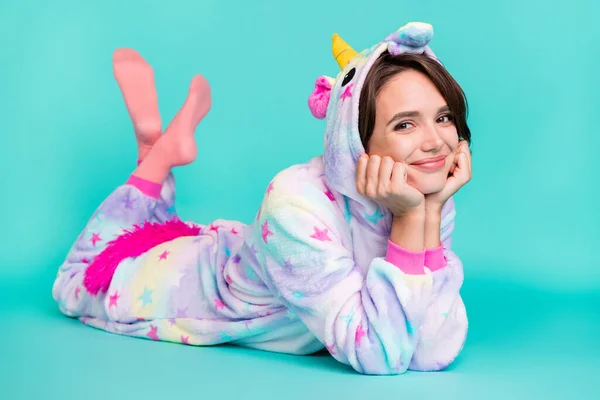 Photo Shiny Dreamy Young Woman Dressed Unicorn Nightwear Smiling Lying — Stock Photo, Image