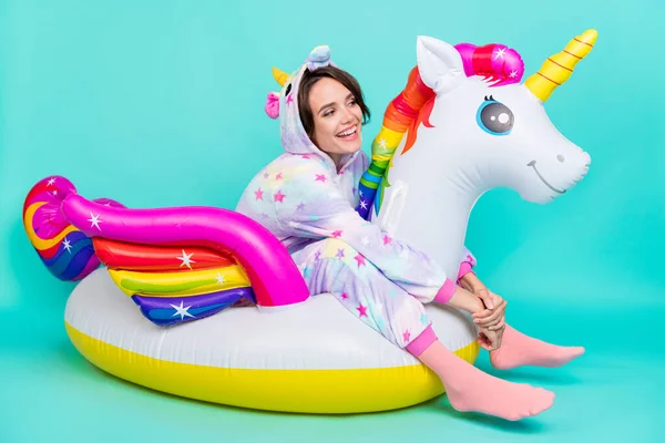Photo Pretty Childish Young Lady Unicorn Sleepwear Riding Funny Water — Stock Photo, Image