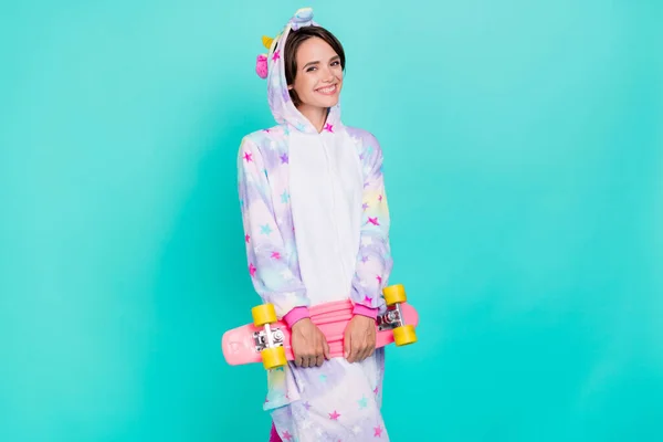 魅力的な陽気女の子の肖像保持スケートポーズ絶縁以上明るいティールターコイズ色の背景 — ストック写真