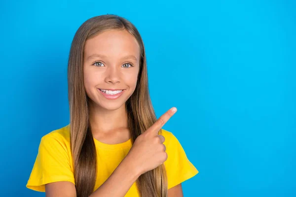 프로모터작은 아가씨의 손가락빈 공간의 노란색 티셔츠 고립푸른 배경을 — 스톡 사진