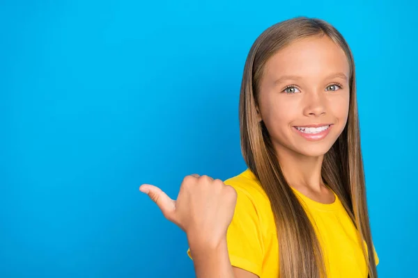 Foto Van Vrolijke Dame Directe Vinger Lege Ruimte Nieuwigheid Koop — Stockfoto