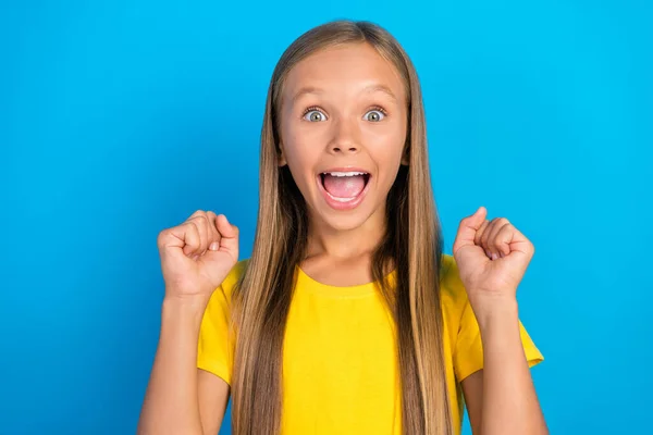 Afallamış Küçük Bir Bayanın Fotoğrafı Sevinç Çığlıkları Sarı Tişört Izole — Stok fotoğraf