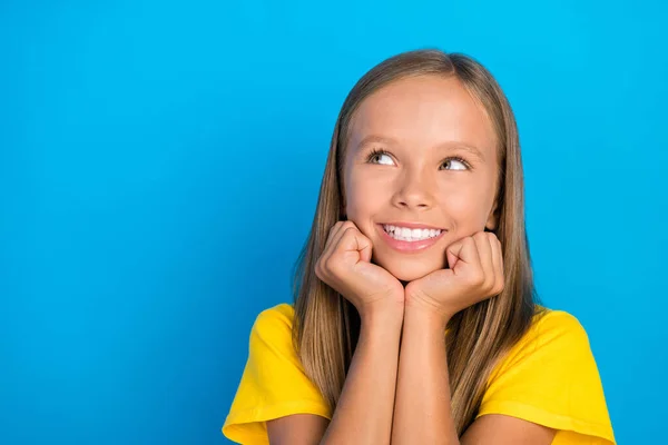 Foto Drömmande Tankfull Liten Dam Armar Kinder Ser Tomt Utrymme — Stockfoto