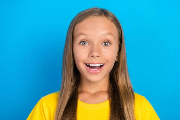 Heyecanlı Küçük Bayan Omg Reaksiyonunun Fotoğrafı Sarı Tişört Giy Mavi — Stok fotoğraf