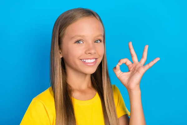 Foto Señora Pequeña Muestra Signo Okey Aprobar Dentista Clínica Desgaste —  Fotos de Stock