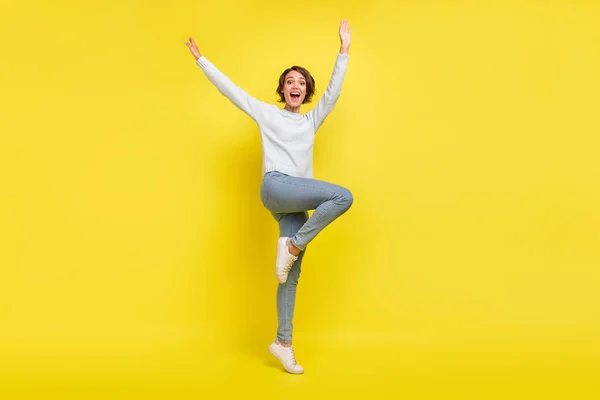 屈託のないクレイジー女性の手を上げるダンスの写真は楽しい摩耗ブルーセーター孤立黄色の背景 — ストック写真