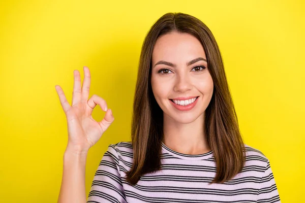 Foto Fresco Milenar Senhora Morena Mostrar Okey Desgaste Listrado Shirt — Fotografia de Stock