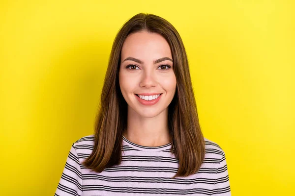 Foto Optimistisk Ung Dam Slitage Randig Shirt Isolerad Gul Färg — Stockfoto