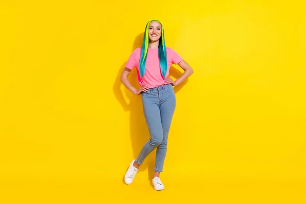 Φωτογραφία Από Αστεία Χαρούμενη Νεαρή Φωτεινή Κυρία Ντυμένη Ροζ Shirt — Φωτογραφία Αρχείου
