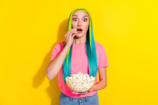 魅力的な怖がって現代面白いです女の子食べるトウモロコシを見てホラーシリーズ孤立した明るい色の背景 — ストック写真