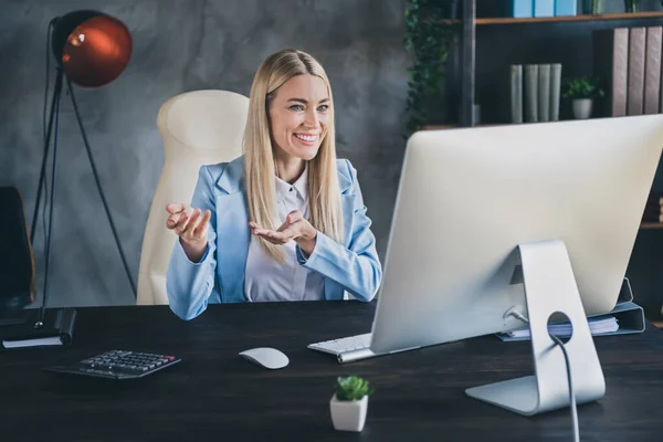 Foto Von Bankier Investor Lady Sit Desk Videoanruf Bewerber Erzählen — Stockfoto