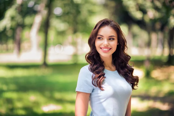 Foto Alegre Encantadora Soñadora Feliz Mujer Positiva Sonrisa Fin Semana —  Fotos de Stock