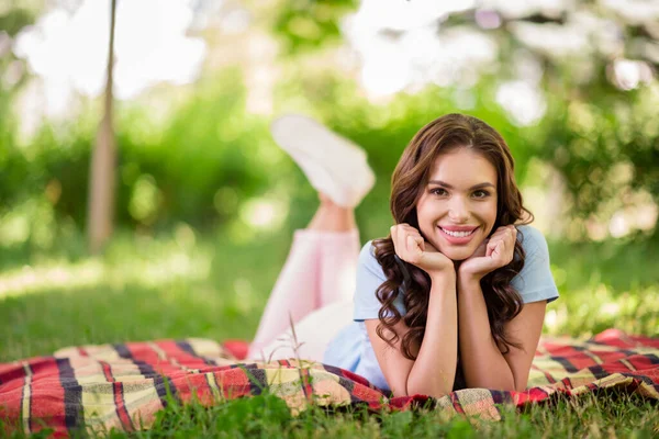 Pełne Ciało Zdjęcie Młodej Atrakcyjnej Szczęśliwej Kobiety Uśmiech Leży Trawa — Zdjęcie stockowe