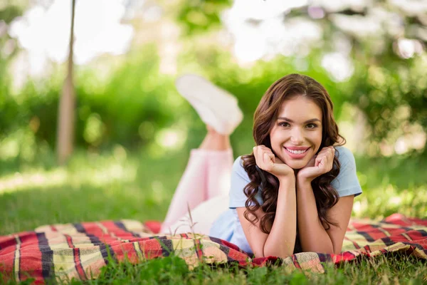 Pieno Corpo Foto Giovane Attraente Felice Donna Sorriso Mentire Erba — Foto Stock