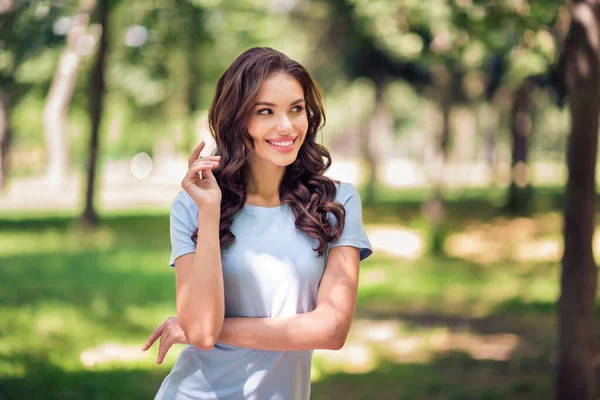 Foto Van Vrolijke Jonge Dromerige Positieve Vrolijke Mooie Vrouw Glimlach — Stockfoto