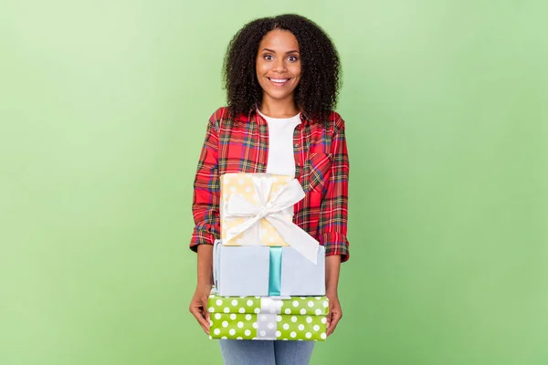 Foto Joven Atractiva Dama Africana Comprar Muchos Regalo Para Los —  Fotos de Stock