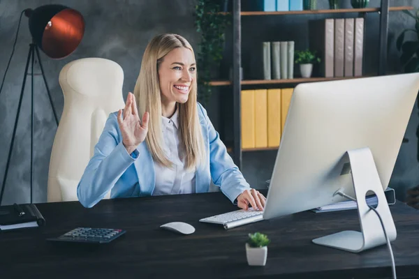 Foto Von Vermarkter Chefin Dame Sitzen Schreibtisch Haben Partner Videocall — Stockfoto