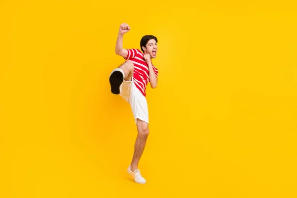 Mutlu Heyecanlı Genç Adamın Tam Vücut Fotoğrafı Sarı Arka Planda — Stok fotoğraf