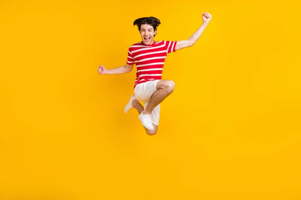 Mutlu Neşeli Genç Yumrukların Tam Boy Fotoğrafı Sarı Arka Planda — Stok fotoğraf