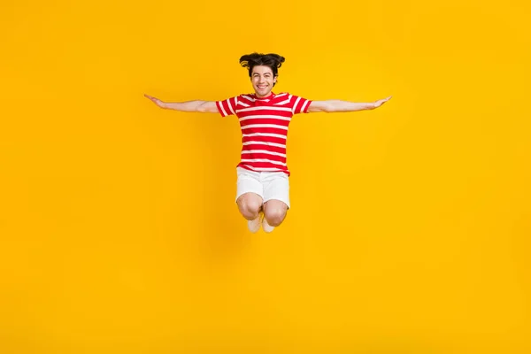 Mutlu Genç Adamın Tam Vücut Fotoğrafı Kaldırın Kanat Çırpın Sarı — Stok fotoğraf