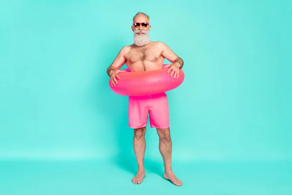 Foto Viajero Turista Viejo Hombre Desgaste Círculo Inflable Sunglass Shorts — Foto de Stock