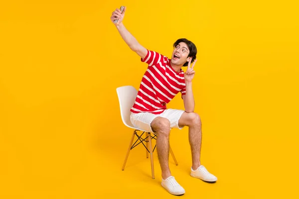 Helkroppsfoto Glad Positiv Glad Man Selfie Göra Telefon Kaffe Njuta — Stockfoto