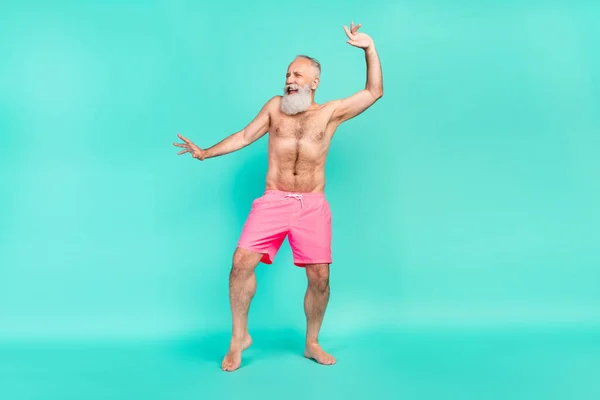 Komik Pozitif Emekli Retro Adam Plaj Partisinin Fotoğrafı Kaldırın Turkuaz — Stok fotoğraf