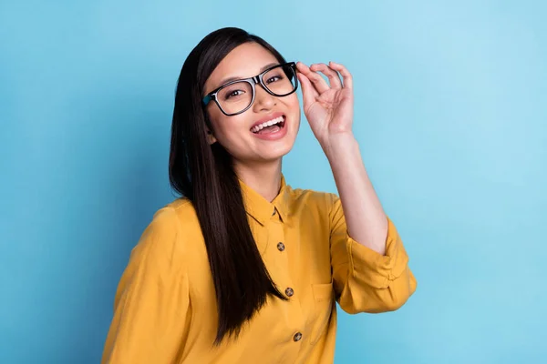 Foto Joven Emocionado Chica Asiática Feliz Sonrisa Positiva Mano Tacto —  Fotos de Stock