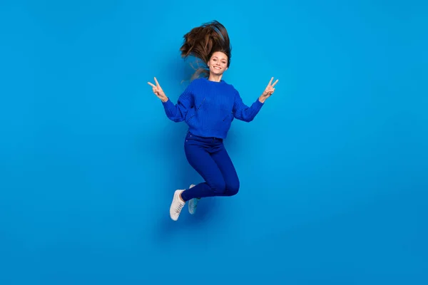 Ganzkörpergröße Ansicht Der Attraktiven Fröhlichen Mädchen Springen Zeigt Zeichen Spaß — Stockfoto
