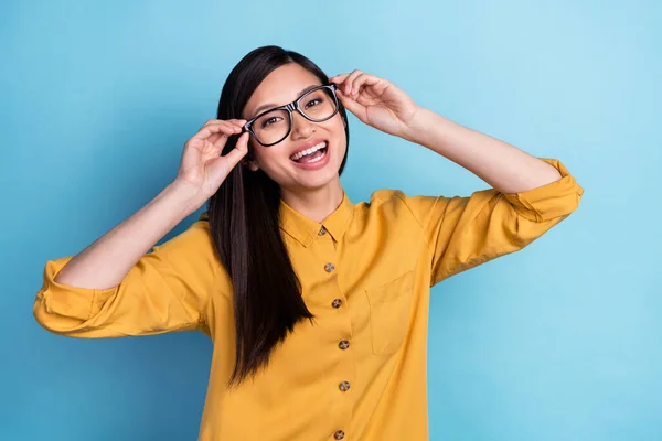 Foto Jovem Alegre Asiático Menina Feliz Positivo Sorriso Colocar Óculos — Fotografia de Stock