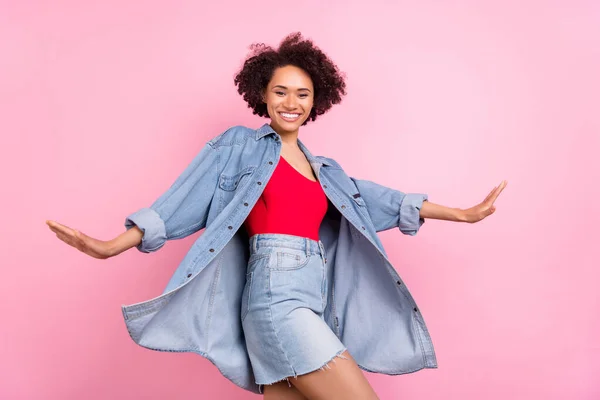 Foto Van Positieve Meisjesachtige Droom Afrikaanse Dame Poseren Slijtage Jeans — Stockfoto