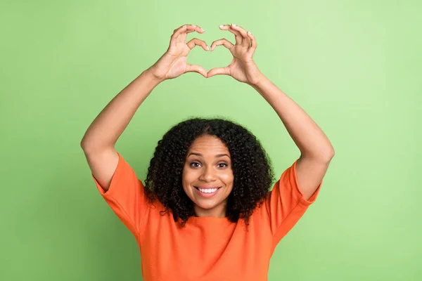 若い黒人女性の写真幸せな正の笑顔は指の心のシンボル愛は緑の色の背景に隔離された — ストック写真