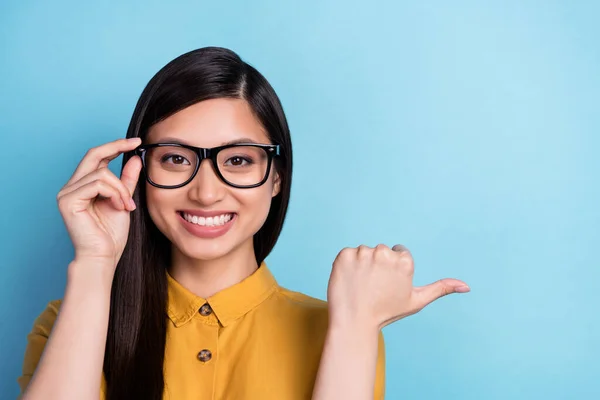 Foto Carino Giovane Bruna Punto Signora Vuoto Spazio Indossare Occhiali — Foto Stock