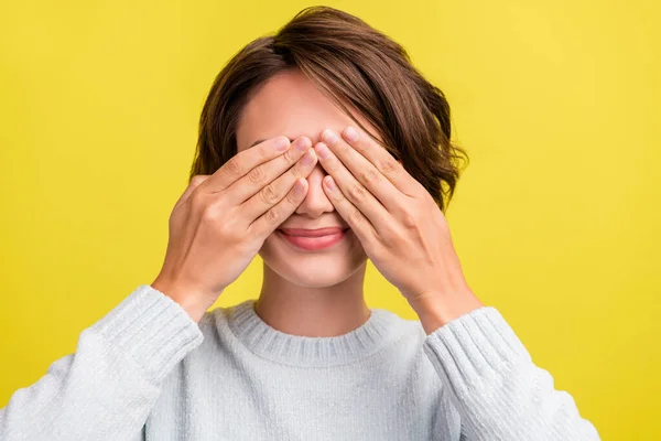 Foto Van Schattige Duizendjarige Brunette Dame Sluiten Ogen Spelen Gluren — Stockfoto