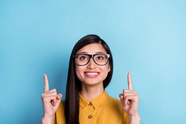 Foto Joven Asiática Chica Feliz Sonrisa Positiva Punto Dedos Vacío —  Fotos de Stock