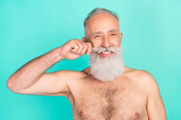 写真よく手入れされた陽気なハンサムな引退した男のタッチ口ひげ隔離されたターコイズ色の背景 — ストック写真