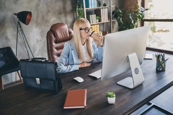 Foto Van Succesvolle Ervaren Dame Marketeer Secretaresse Zitten Bureau Drinken — Stockfoto