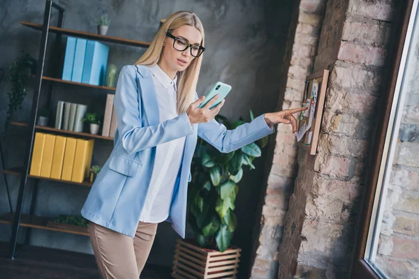 Foto Del Lado Del Perfil Señora Del Jefe Estupor Look —  Fotos de Stock