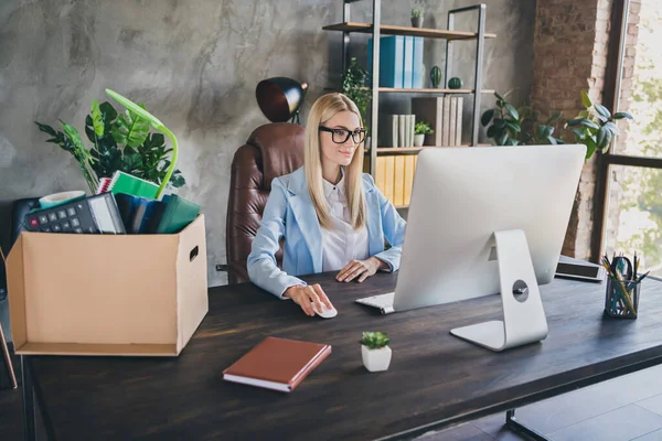 Foto Especialista Senhora Comerciante Perder Emprego Surf Wifi Moderna Tecnologia — Fotografia de Stock