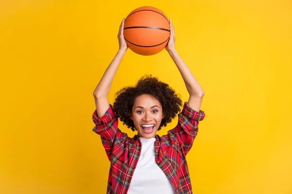 Retrato Atractiva Chica Activa Alegre Jugando Baloncesto Lanzando Pelota Aislado — Foto de Stock