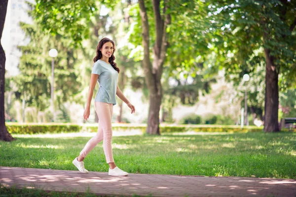 Full Längd Foto Glada Unga Attraktiva Söt Kvinna Leende Promenad — Stockfoto