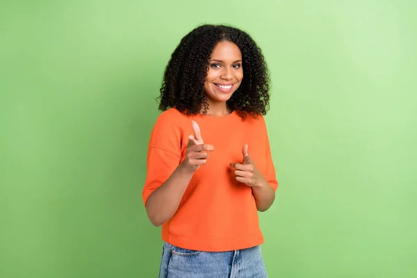 Foto Jovem Mulher Africana Feliz Sorriso Positivo Apontar Dedos Você — Fotografia de Stock