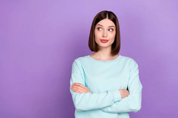 Foto Ritratto Ragazza Sorridente Fiducioso Con Mani Piegate Cercando Copyspace — Foto Stock