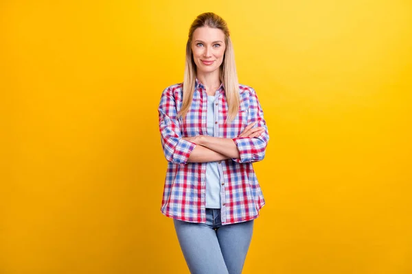 Foto Señora Negocios Rubia Agradable Cruzó Brazos Usar Camisa Azul —  Fotos de Stock