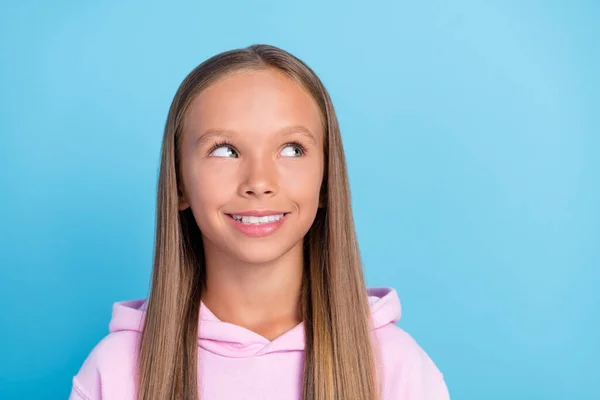 夢のような明るい幸せな若い女の子の良い気分の写真空のスペースは青の色の背景に隔離された想像見える — ストック写真