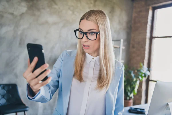 Foto Mujer Experimentada Impresionada Comercializador Leer Tecnología Moderna Teléfono Inteligente — Foto de Stock