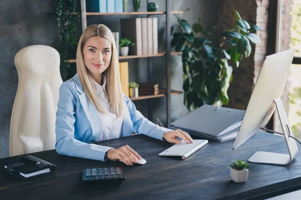 Foto Chefe Investidor Secretário Senhora Sentar Mesa Usar Dispositivo Pronto — Fotografia de Stock