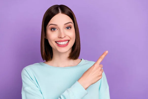 Foto Portret Meisje Dragen Blauwe Trui Wijzend Vinger Lege Ruimte — Stockfoto