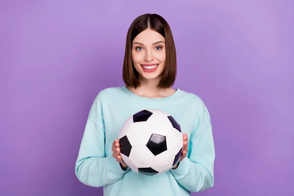 Foto Porträt Mädchen Halten Fußball Spiel Fan Isoliert Pastell Lila — Stockfoto