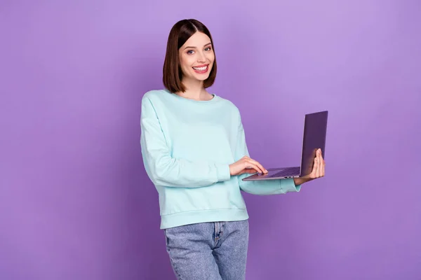 Foto Ritratto Ragazza Lavorando Sul Computer Portatile Sorridente Isolato Colore — Foto Stock